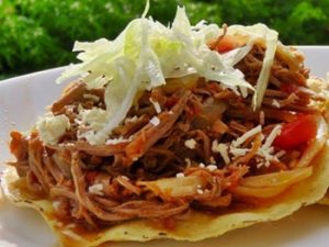 Tostada de Tinga de Res